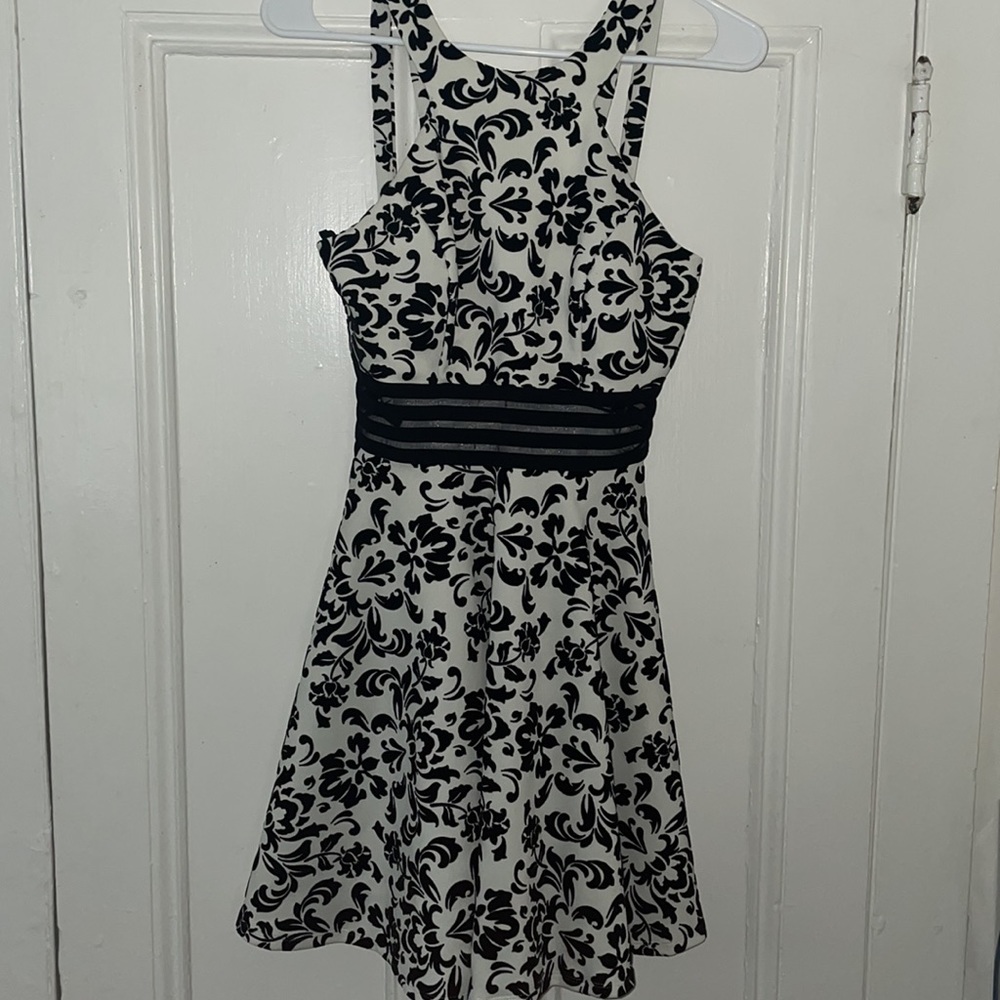 Black & White Velvet Textured Damask Filigree Dress - Picture 2 of 11